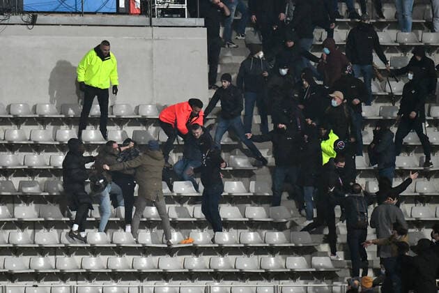 Lyon Hooligans outbursts, the match has been definitively interrupted. Paris FC Olympique Lyonnais Coupe de France, 32nd final of the Coupe de France, at the Stade Charlety, between Paris FC and Olympique Lyonnais, December 17, 2021.  JulienxMattiax xLexPictorium LePictorium_0257847