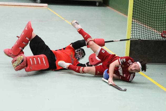 Sport Rot Weiss Köln vs Schwarz Weiss Neuss, 1 Hockey Bundesliga Men, from left Konstantin Hayner SW , Florian Pelzner RW ,18 12 2021, Picture