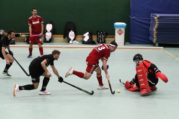 Sport Rot Weiss Köln vs Schwarz Weiss Neuss, 1 Hockey Bundesliga Men, 2 from right Florian Pelzner RW , 18 12 2021, picture