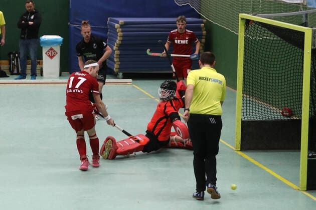 Sport Rot Weiss Köln vs Schwarz Weiss Neuss, 1 Hockey Bundesliga Men, from left Christopher Rühr RW , Konstantin Hayner SW , 18 12 2021, picture