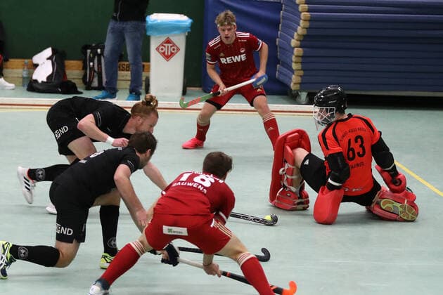 Sport Rot Weiss Köln vs Schwarz Weiss Neuss, 1 Hockey Bundesliga Men, right Konstantin Hayner SW , 18 12 2021, picture