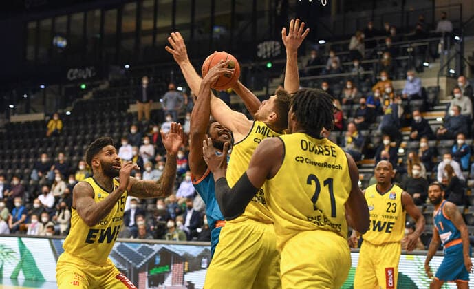 GER, Basketball,easy Credit BBL, EWE Baskets Oldenburg vs ratiopharm Ulm 18 12 2021, EWE Arena, Oldenburg, GER, easy Credit BBL, EWE Baskets Oldenburg vs ratiopharm Ulm , in picture Christiano FELICIO ratiopharm Ulm 1 vs Michal MICHALAK EWE Baskets Oldenburg 20 Tai ODIASE EWE Baskets Oldenburg 21 Cameron CLARK EWE Baskets Oldenburg 15 nordphotoxRojahn nph00310