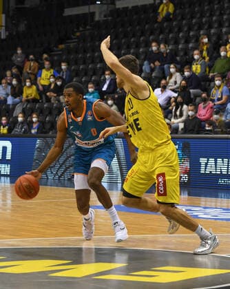 GER, Basketball,easy Credit BBL, EWE Baskets Oldenburg vs ratiopharm Ulm 18 12 2021, EWE Arena, Oldenburg, GER, easy Credit BBL, EWE Baskets Oldenburg vs ratiopharm Ulm , in picture Semaj CHRISTON ratiopharm Ulm 0 Michal MICHALAK EWE Baskets Oldenburg 20 nordphotoxRojahn nph00310