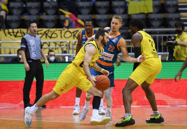 GER, Basketball,easy Credit BBL, EWE Baskets Oldenburg vs ratiopharm Ulm 18 12 2021, EWE Arena, Oldenburg, GER, easy Credit BBL, EWE Baskets Oldenburg vs ratiopharm Ulm , in picture Matt FARRELL EWE Baskets Oldenburg 5 Thomas KLEPEIZ ratiopharm Ulm 22 Tai ODIASE EWE Baskets Oldenburg 21 nordphotoxRojahn nph00310