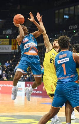 GER, Basketball,easy Credit BBL, EWE Baskets Oldenburg vs ratiopharm Ulm 18 12 2021, EWE Arena, Oldenburg, GER, easy Credit BBL, EWE Baskets Oldenburg vs ratiopharm Ulm , in picture Semaj CHRISTON ratiopharm Ulm 0 Michal MICHALAK EWE Baskets Oldenburg 20 nordphotoxRojahn nph00310