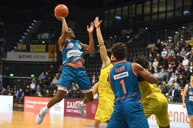 GER, Basketball,easy Credit BBL, EWE Baskets Oldenburg vs ratiopharm Ulm 18 12 2021, EWE Arena, Oldenburg, GER, easy Credit BBL, EWE Baskets Oldenburg vs ratiopharm Ulm , in picture Semaj CHRISTON ratiopharm Ulm 0 Michal MICHALAK EWE Baskets Oldenburg 20 nordphotoxRojahn nph00310