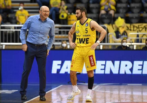 GER, Basketball,easy Credit BBL, EWE Baskets Oldenburg vs ratiopharm Ulm 18 12 2021, EWE Arena, Oldenburg, GER, easy Credit BBL, EWE Baskets Oldenburg vs ratiopharm Ulm , in picture Mladen DRIJENCIC EWE Baskets Oldenburg Head Coach Trainer and the new Matt FARRELL EWE Baskets Oldenburg 5 nordphotoxRojahn nph00310