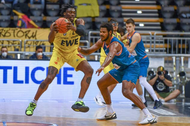 GER, Basketball,easy Credit BBL, EWE Baskets Oldenburg vs ratiopharm Ulm 18 12 2021, EWE Arena, Oldenburg, GER, easy Credit BBL, EWE Baskets Oldenburg vs ratiopharm Ulm , in picture Tai ODIASE EWE Baskets Oldenburg 21 Christiano FELICIO ratiopharm Ulm 1 nordphotoxRojahn nph00310
