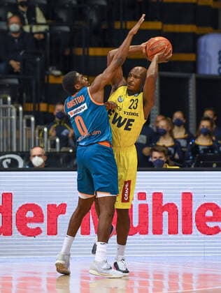 GER, Basketball,easy Credit BBL, EWE Baskets Oldenburg vs ratiopharm Ulm 18 12 2021, EWE Arena, Oldenburg, GER, easy Credit BBL, EWE Baskets Oldenburg vs ratiopharm Ulm , in picture Rickey PAULDING EWE Baskets Oldenburg 23 Semaj CHRISTON ratiopharm Ulm 0 nordphotoxRojahn nph00310