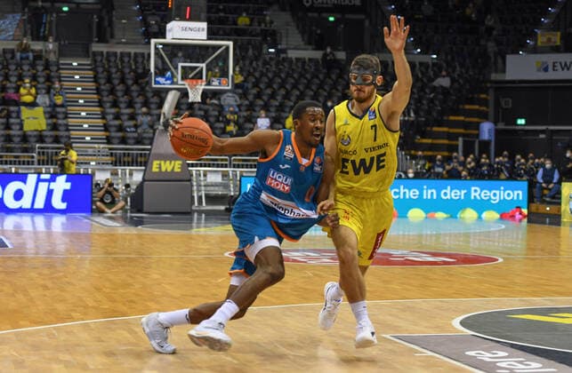 GER, Basketball,easy Credit BBL, EWE Baskets Oldenburg vs ratiopharm Ulm 18 12 2021, EWE Arena, Oldenburg, GER, easy Credit BBL, EWE Baskets Oldenburg vs ratiopharm Ulm , in picture Sebastian HERRERA EWE Baskets Oldenburg 7 Semaj CHRISTON ratiopharm Ulm 0 nordphotoxRojahn nph00310