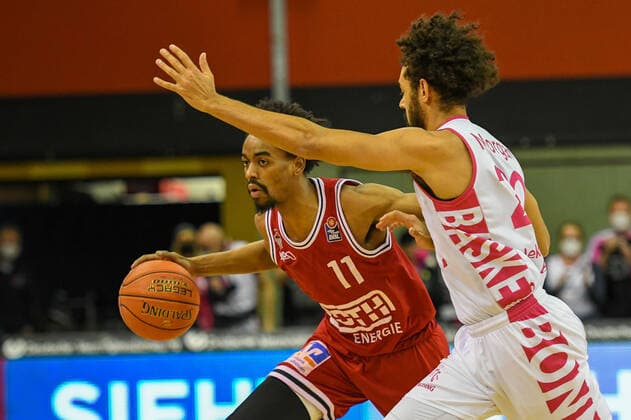 Jalen Tate, Jeremy Morgan 11 Spieltag, Basketball Bundesliga, Basketball season 2021 2022, Germany, easyCredit BBL, Germany, Giessen 46ers, giessen red, men, Jobstairs GIESSEN 46ers Telekom Baskets Bonn, men, Bonn in white