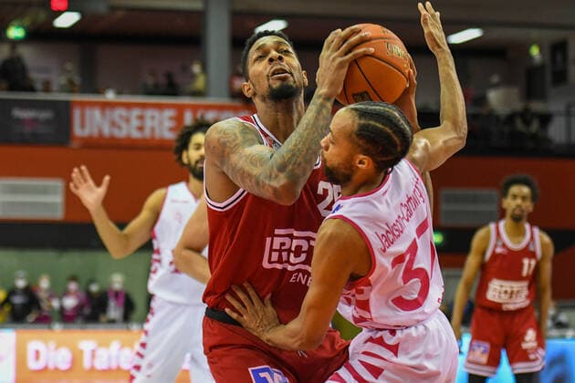 Phillip Fayne, Parker Jackson Cartwright 11 matchday, Basketball Bundesliga, Basketball season 2021 2022, Germany, easyCredit BBL, Germany, Giessen 46ers, giessen red, men, Jobstairs GIESSEN 46ers Telekom Baskets Bonn, men, Bonn in white