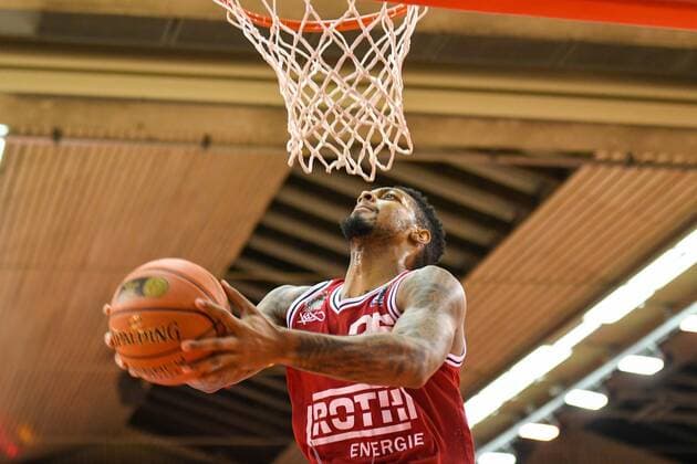 Phillip Fayne 11 matchday, Basketball Bundesliga, Basketball season 2021 2022, Germany, easyCredit BBL, Germany, Giessen 46ers, giessen red, men, Jobstairs GIESSEN 46ers Telekom Baskets Bonn, men, Bonn in white