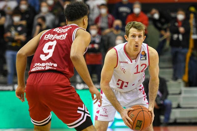Maxi Begue, Skyler Bowlin 11 matchday, Basketball Bundesliga, Basketball season 2021 2022, Germany, easyCredit BBL, Germany, Giessen 46ers, giessen red, men, Jobstairs GIESSEN 46ers Telekom Baskets Bonn, men, Bonn in white