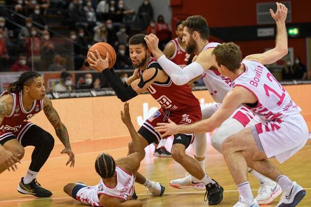 Kendale McCullum 11 matchday, Basketball Bundesliga, Basketball season 2021 2022, Germany, easyCredit BBL, Germany, Giessen 46ers, giessen red, men, Jobstairs GIESSEN 46ers Telekom Baskets Bonn, men, Bonn in white