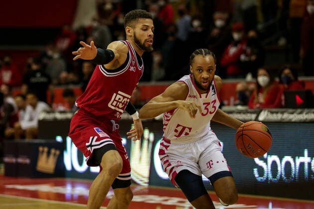 Germany, Giessen, Osthalle, 18 12 2021, easy Credit BBL, 11 Spieltag, JobStairs Giessen 46ers Telekom Baskets Bonn picture v li Kendale McCullum Giessen 46ers ,Parker Jackson Cartwright Telekom Baskets Bonn Copyright: HMBxMedia ThomasxJäger