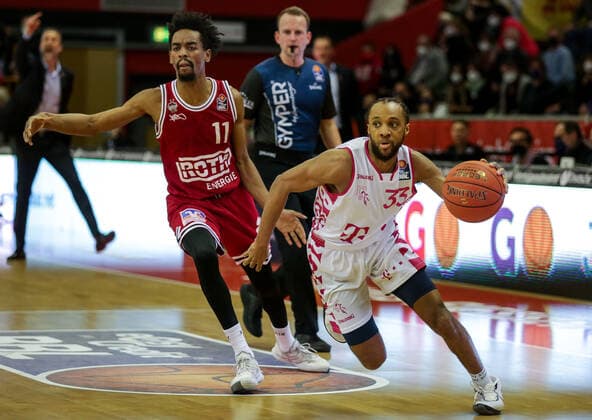 Germany, Giessen, Osthalle, 18 12 2021, easy Credit BBL, 11 Spieltag, JobStairs Giessen 46ers Telekom Baskets Bonn picture v li Jalen Tate Giessen 46ers ,Parker Jackson Cartwright Telekom Baskets Bonn Copyright: HMBxMedia ThomasxJäger