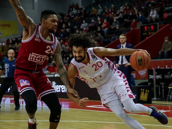 Germany, Giessen, Osthalle, 18 12 2021, easy Credit BBL, 11 Spieltag, JobStairs Giessen 46ers Telekom Baskets Bonn picture from left Phillip Fayne Giessen 46ers ,Jeremy Morgan Telekom Baskets Bonn Copyright: HMBxMedia ThomasxJäger