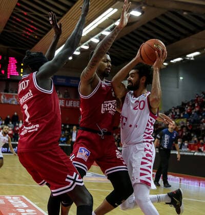 Germany, Giessen, Osthalle, 18 12 2021, easy Credit BBL, 11 Spieltag, JobStairs Giessen 46ers Telekom Baskets Bonn Image from left Nuni Omot Giessen 46ers , Phillip Fayne Giessen 46ers ,Jeremy Morgan Telekom Baskets Bonn Copyright: HMBxMedia ThomasxJäger