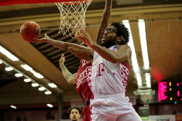 Germany, Giessen, Osthalle, 18 12 2021, easy Credit BBL, 11 Spieltag, JobStairs Giessen 46ers Telekom Baskets Bonn Bild vo Javontae Hawkins Telekom Baskets Bonn , Phillip Fayne Giessen 46ers. Copyright: HMBxMedia ThomasxJäger