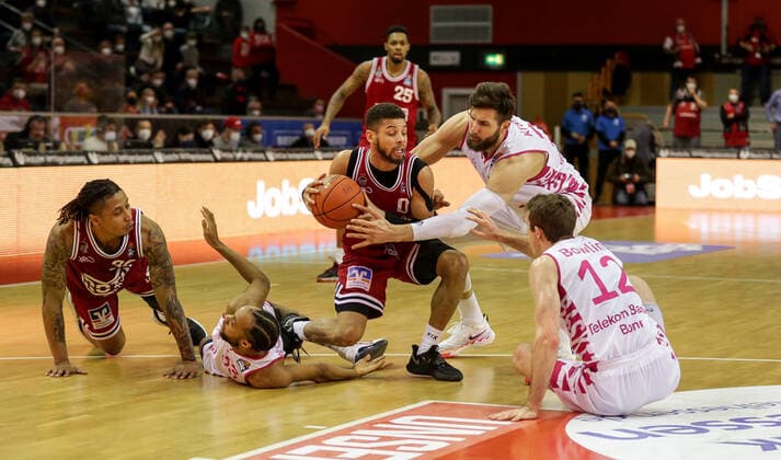 Germany, Giessen, Osthalle, 18 12 2021, easy Credit BBL, 11 Spieltag, JobStairs Giessen 46ers Telekom Baskets Bonn Image from left T J Williams Giessen 46ers , Parker Jackson Cartwright Telekom Baskets Bonn ,Kendale McCullum Giessen 46ers , Leon Kratzer Telekom Baskets Bonn ,Skyler Bowlin Telekom Baskets Bonn Copyright: HMBxMedia ThomasxJäger
