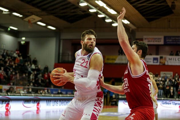Germany, Giessen, Osthalle, 18 12 2021, easy Credit BBL, 11 matchday, JobStairs Giessen 46ers Telekom Baskets Bonn picture Leon Kratzer Telekom Baskets Bonn ,Tim Uhlemann Giessen 46ers Copyright: HMBxMedia ThomasxJäger