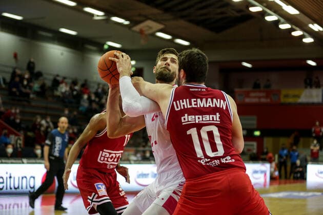 Germany, Giessen, Osthalle, 18 12 2021, easy Credit BBL, 11 matchday, JobStairs Giessen 46ers Telekom Baskets Bonn picture Leon Kratzer Telekom Baskets Bonn ,Tim Uhlemann Giessen 46ers Copyright: HMBxMedia ThomasxJäger