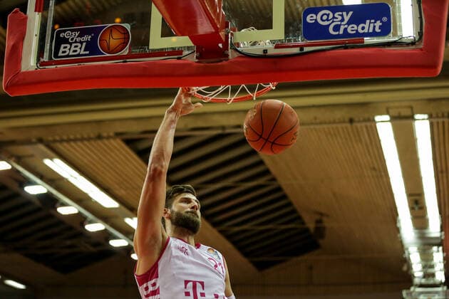 Germany, Giessen, Osthalle, 18 12 2021, easy credit BBL, 11 matchday, JobStairs Giessen 46ers Telekom Baskets Bonn picture Leon Kratzer Telekom Baskets Bonn at dunk Copyright: HMBxMedia ThomasxJäger
