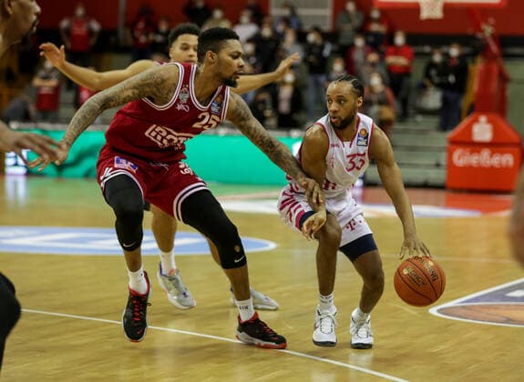 Germany, Giessen, Osthalle, 18 12 2021, easy Credit BBL, 11 Spieltag, JobStairs Giessen 46ers Telekom Baskets Bonn picture v li Phillip Fayne Giessen 46ers ,Parker Jackson Cartwright Telekom Baskets Bonn Copyright: HMBxMedia ThomasxJäger