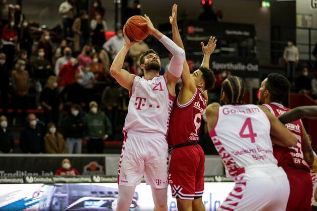 Germany, Giessen, Osthalle, 18 12 2021, easy Credit BBL, 11 Spieltag, JobStairs Giessen 46ers Telekom Baskets Bonn picture from left Leon Kratzer Telekom Baskets Bonn , Maximilian Begue Giessen 46ers Copyright: HMBxMedia ThomasxJäger