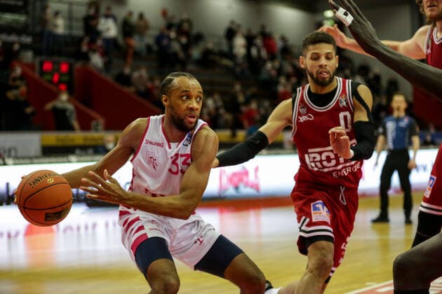 Germany, Giessen, Osthalle, 18 12 2021, easy Credit BBL, 11 Spieltag, JobStairs Giessen 46ers Telekom Baskets Bonn picture v li Parker Jackson Cartwright Telekom Baskets Bonn ,Kendale McCullum Giessen 46ers Copyright: HMBxMedia ThomasxJäger