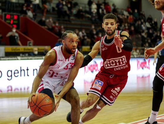 Germany, Giessen, Osthalle, 18 12 2021, easy Credit BBL, 11 Spieltag, JobStairs Giessen 46ers Telekom Baskets Bonn picture v li Parker Jackson Cartwright Telekom Baskets Bonn ,Kendale McCullum Giessen 46ers Copyright: HMBxMedia ThomasxJäger