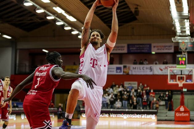 Germany, Giessen, Osthalle, 18 12 2021, easy Credit BBL, 11 Spieltag, JobStairs Giessen 46ers Telekom Baskets Bonn picture v li Nuni Omot Giessen 46ers ,Michael Kessens Telekom Baskets Bonn Copyright: HMBxMedia ThomasxJäger