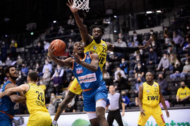 Semaj Christon 0 ratiopharm Ulm vs Tai Odiase 21 EWE Baskets Oldenburg during the match EWE Baskets Oldenburg vs ratiopharm Ulm Basketball, easyCredit BBL, season 2021 2022, 11 match day, 18 12 2021 Copyright xErikxHillmer EIBNERx EP EHR EWE Baskets Oldenburg vs ratiopharm Ulm Basketball, easyCredit BBL, season 2021 2022, 11 match day, 18 12 2021 Oldenburg Copyright: xErikxHillmer EIBNERx EP_EHR