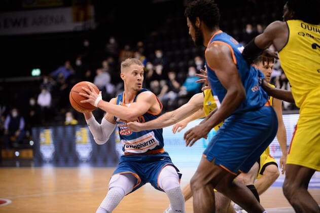 Thomas Klepeisz 22 ratiopharm Ulm vs Matt Farrell 5 EWE Baskets Oldenburg during the match EWE Baskets Oldenburg vs ratiopharm Ulm Basketball, easyCredit BBL, season 2021 2022, 11 match day, 18 12 2021 Copyright xErikxHillmer EIBNERx EP EHR EWE Baskets Oldenburg vs ratiopharm Ulm Basketball, easyCredit BBL, season 2021 2022, 11 match day, 18 12 2021 Oldenburg Copyright: xErikxHillmer EIBNERx EP_EHR