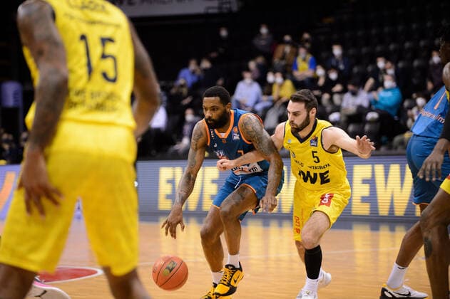 Sindarius Thornwell 7 ratiopharm Ulm vs Matt Farrell 5 EWE Baskets Oldenburg during the match EWE Baskets Oldenburg vs ratiopharm Ulm Basketball, easyCredit BBL, season 2021 2022, 11 match day, 18 12 2021 Copyright xErikxHillmer EIBNERx EP EHR EWE Baskets Oldenburg vs ratiopharm Ulm Basketball, easyCredit BBL, season 2021 2022, 11 match day, 18 12 2021 Oldenburg Copyright: xErikxHillmer EIBNERx EP_EHR