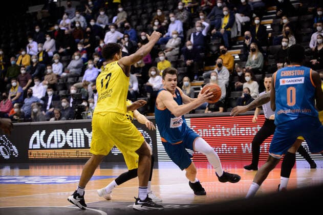 Fedor Zugic 44 ratiopharm Ulm vs Norris Agbakoko 17 EWE Baskets Oldenburg during the match EWE Baskets Oldenburg vs ratiopharm Ulm Basketball, easyCredit BBL, season 2021 2022, 11 match day, 18 12 2021 Copyright xErikxHillmer EIBNERx EP EHR EWE Baskets Oldenburg vs ratiopharm Ulm Basketball, easyCredit BBL, season 2021 2022, 11 match day, 18 12 2021 Oldenburg Copyright: xErikxHillmer EIBNERx EP_EHR