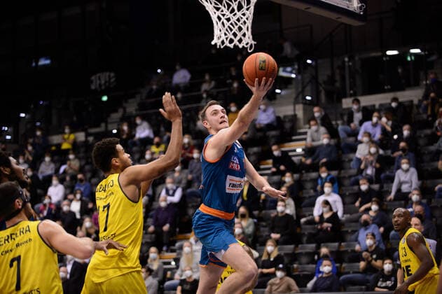 Philipp Herkenhoff 14 ratiopharm Ulm vs Norris Agbakoko 17 EWE Baskets Oldenburg during the match EWE Baskets Oldenburg vs ratiopharm Ulm Basketball, easyCredit BBL, season 2021 2022, 11 match day, 18 12 2021 Copyright xErikxHillmer EIBNERx EP EHR EWE Baskets Oldenburg vs ratiopharm Ulm Basketball, easyCredit BBL, season 2021 2022, 11 match day, 18 12 2021 Oldenburg Copyright: xErikxHillmer EIBNERx EP_EHR