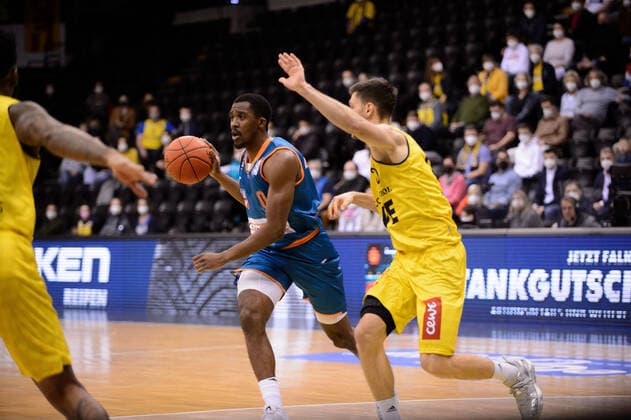 Semaj Christon 0 ratiopharm Ulm vs Michal Michalak 20 EWE Baskets Oldenburg during the match EWE Baskets Oldenburg vs ratiopharm Ulm Basketball, easyCredit BBL, season 2021 2022, 11 match day, 18 12 2021 Copyright xErikxHillmer EIBNERx EP EHR EWE Baskets Oldenburg vs ratiopharm Ulm Basketball, easyCredit BBL, season 2021 2022, 11 match day, 18 12 2021 Oldenburg Copyright: xErikxHillmer EIBNERx EP_EHR
