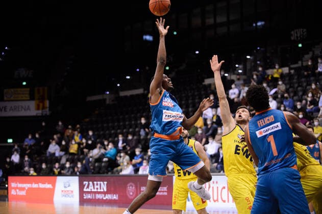 Semaj Christon 0 ratiopharm Ulm vs Michal Michalak 20 EWE Baskets Oldenburg during the match EWE Baskets Oldenburg vs ratiopharm Ulm Basketball, easyCredit BBL, season 2021 2022, 11 match day, 18 12 2021 Copyright xErikxHillmer EIBNERx EP EHR EWE Baskets Oldenburg vs ratiopharm Ulm Basketball, easyCredit BBL, season 2021 2022, 11 match day, 18 12 2021 Oldenburg Copyright: xErikxHillmer EIBNERx EP_EHR
