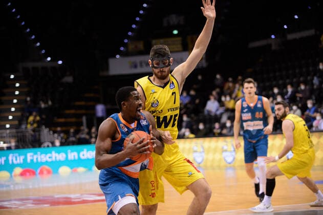 Semaj Christon 0 ratiopharm Ulm vs Sebastian Herrera 7 EWE Baskets Oldenburg during the match EWE Baskets Oldenburg vs ratiopharm Ulm Basketball, easyCredit BBL, season 2021 2022, 11 match day, 18 12 2021 Copyright xErikxHillmer EIBNERx EP EHR EWE Baskets Oldenburg vs ratiopharm Ulm Basketball, easyCredit BBL, season 2021 2022, 11 match day, 18 12 2021 Oldenburg Copyright: xErikxHillmer EIBNERx EP_EHR