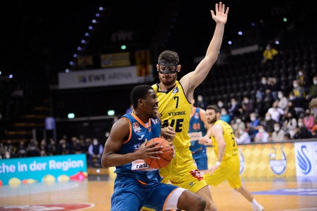 Semaj Christon 0 ratiopharm Ulm vs Sebastian Herrera 7 EWE Baskets Oldenburg during the match EWE Baskets Oldenburg vs ratiopharm Ulm Basketball, easyCredit BBL, season 2021 2022, 11 match day, 18 12 2021 Copyright xErikxHillmer EIBNERx EP EHR EWE Baskets Oldenburg vs ratiopharm Ulm Basketball, easyCredit BBL, season 2021 2022, 11 match day, 18 12 2021 Oldenburg Copyright: xErikxHillmer EIBNERx EP_EHR