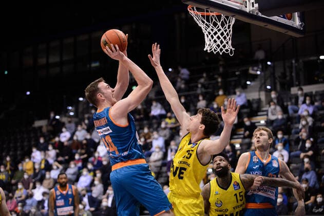 Philipp Herkenhoff 14 ratiopharm Ulm vs Alen Pjanic 35 EWE Baskets Oldenburg during the match EWE Baskets Oldenburg vs ratiopharm Ulm Basketball, easyCredit BBL, season 2021 2022, 11 match day, 18 12 2021 Copyright xErikxHillmer EIBNERx EP EHR EWE Baskets Oldenburg vs ratiopharm Ulm Basketball, easyCredit BBL, season 2021 2022, 11 match day, 18 12 2021 Oldenburg Copyright: xErikxHillmer EIBNERx EP_EHR