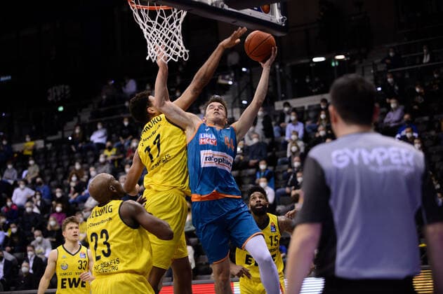 Fedor Zugic 44 ratiopharm Ulm vs Norris Agbakoko 17 EWE Baskets Oldenburg during the match EWE Baskets Oldenburg vs ratiopharm Ulm Basketball, easyCredit BBL, season 2021 2022, 11 match day, 18 12 2021 Copyright xErikxHillmer EIBNERx EP EHR EWE Baskets Oldenburg vs ratiopharm Ulm Basketball, easyCredit BBL, season 2021 2022, 11 match day, 18 12 2021 Oldenburg Copyright: xErikxHillmer EIBNERx EP_EHR