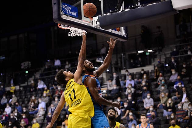 Cristiano Felicio 1 ratiopharm Ulm vs Norris Agbakoko 17 EWE Baskets Oldenburg during the match EWE Baskets Oldenburg vs ratiopharm Ulm Basketball, easyCredit BBL, season 2021 2022, 11 match day, 18 12 2021 Copyright xErikxHillmer EIBNERx EP EHR EWE Baskets Oldenburg vs ratiopharm Ulm Basketball, easyCredit BBL, season 2021 2022, 11 match day, 18 12 2021 Oldenburg Copyright: xErikxHillmer EIBNERx EP_EHR