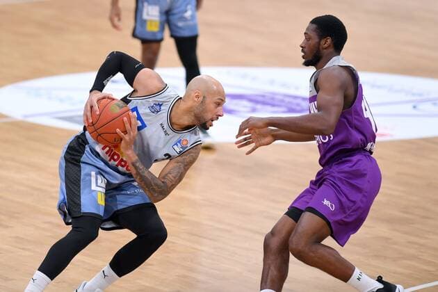 Maurice Stuckey Merlins Crailsheim on the ball , Kamar Baldwin BG Goettingen R , Basketball, Bundesliga, BBL, BG Goettingen Hakro Merlins Crailsheim , 18 12 2021, BG Goettingen Hakro Merlins Crailsheim, Basketball, Bundesliga, GER, BBL, 18 12 2021 Goettingen Copyright: xEibner-Pressefotox-xRolandxSippelx