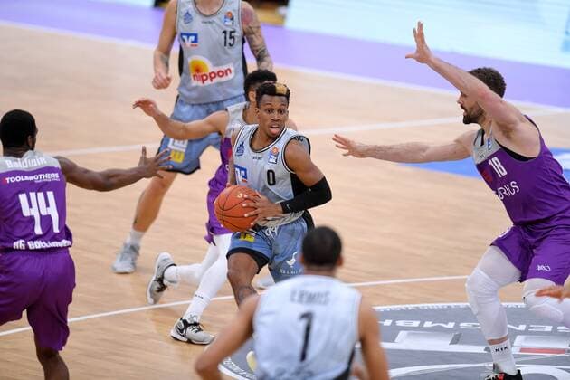 T J Shorts Merlins Crailsheim on the ball , Harper Kamp BG Goettingen R , Kamar Baldwin BG Goettingen L , Basketball, Bundesliga, BBL, BG Goettingen Hakro Merlins Crailsheim , 18 12 2021, BG Goettingen Hakro Merlins Crailsheim , Basketball, Bundesliga, GER, BBL, 18 12 2021 Goettingen Copyright: xEibner-Pressefotox-xRolandxSippelx