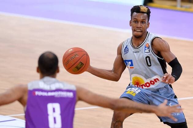 T J Shorts Merlins Crailsheim on the ball , Akeem Vargas BG Goettingen front , Basketball, Bundesliga, BBL, BG Goettingen Hakro Merlins Crailsheim , 18 12 2021, BG Goettingen Hakro Merlins Crailsheim , Basketball, Bundesliga, GER, BBL, 18 12 2021 Goettingen Copyright: xEibner-Pressefotox-xRolandxSippelx