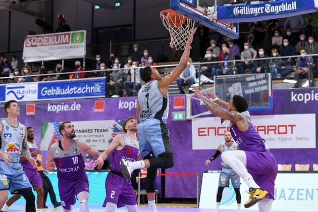 Basket by Jaren Lewis Merlins Crailsheim L , Jeff Roberson BG Goettingen R , Harper Kamp BG Goettingen M , Basketball, Bundesliga, BBL, BG Goettingen Hakro Merlins Crailsheim , 18 12 2021, BG Goettingen Hakro Merlins Crailsheim , Basketball, Bundesliga, GER, BBL, 18 12 2021 Goettingen Copyright: xEibner-Pressefotox-xRolandxSippelx