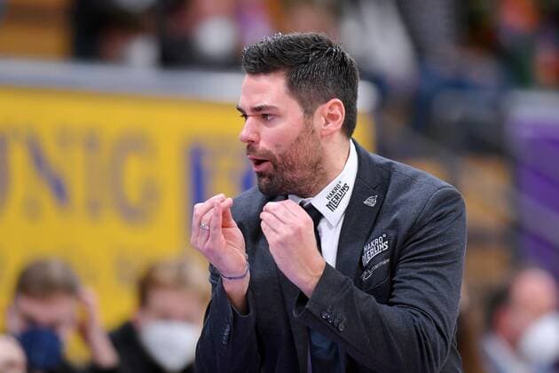 Sebastian Gleim coach, head coach Merlins Crailsheim loudly , Basketball, Bundesliga, BBL, BG Goettingen Hakro Merlins Crailsheim , 18 12 2021, BG Goettingen Hakro Merlins Crailsheim, Basketball, Bundesliga, GER, BBL, 18 12 2021 Goettingen Copyright: xEibner-Pressefotox-xRolandxSippelx